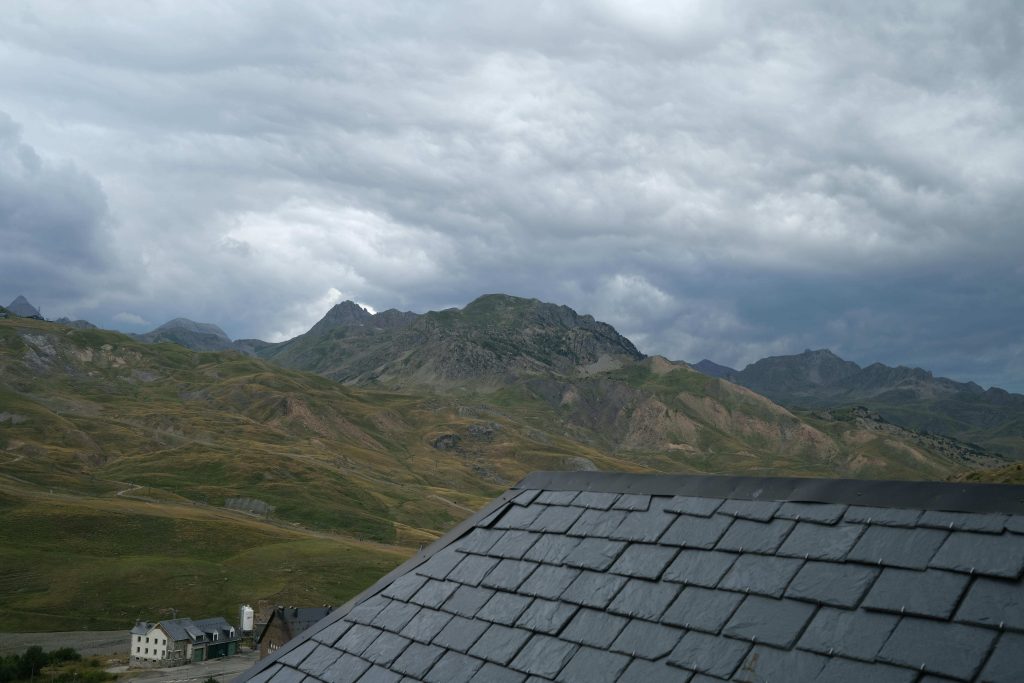 El tejado de pizarra destaca por su impermeabilidad y requiere un mantenimiento mínimo