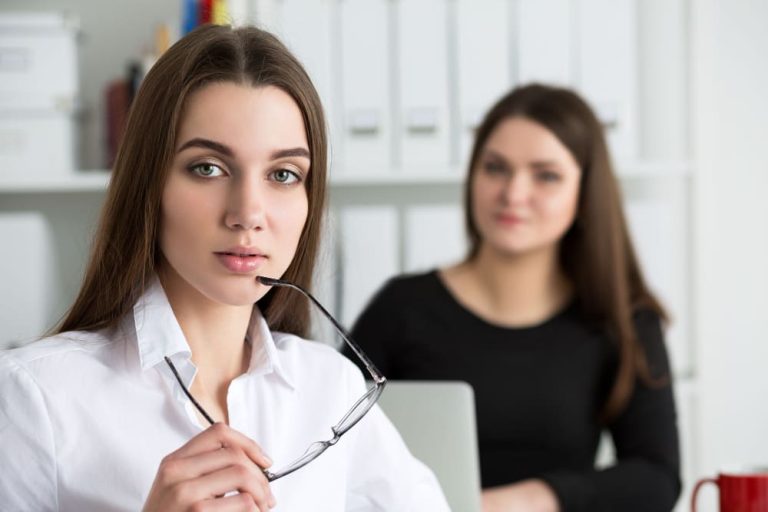 Mujer pensando en divorciarse