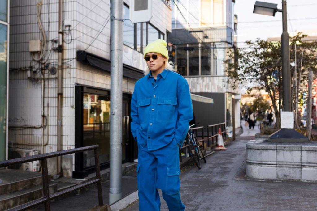 Workcore style: por qué la ropa de trabajo se ha convertido en moda urbana